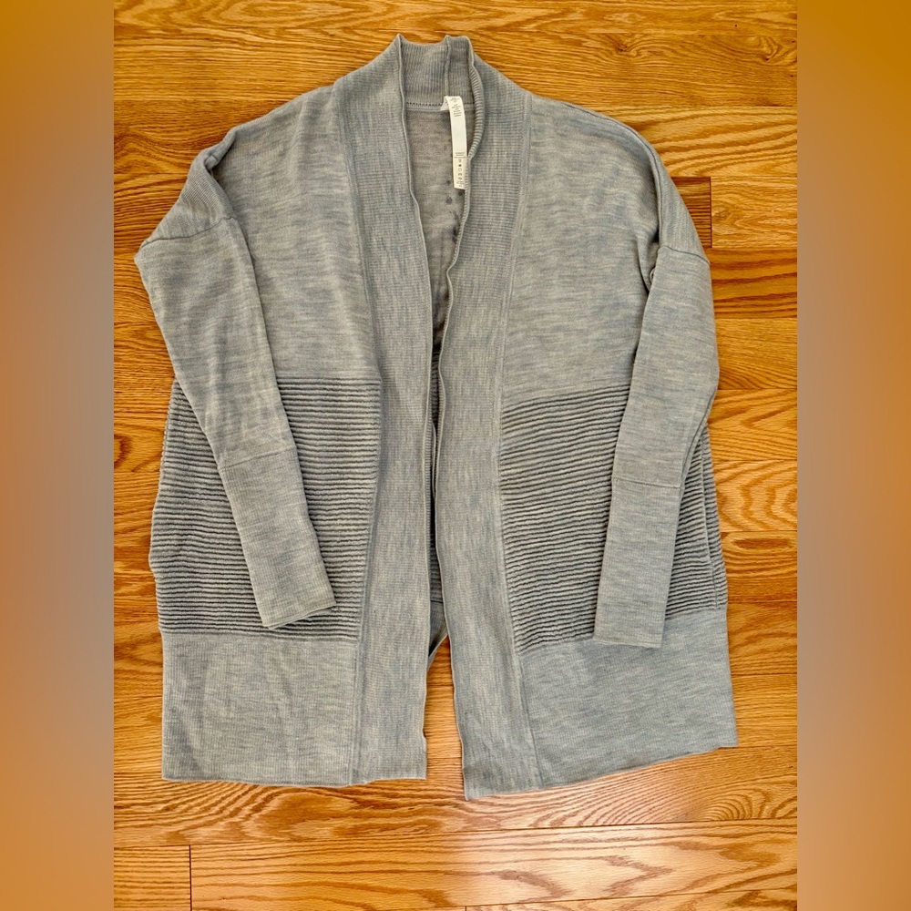 EUC Lululemon Athletica Heather Gray Split Back Cardigan in Sz 6 (Sm/Med)